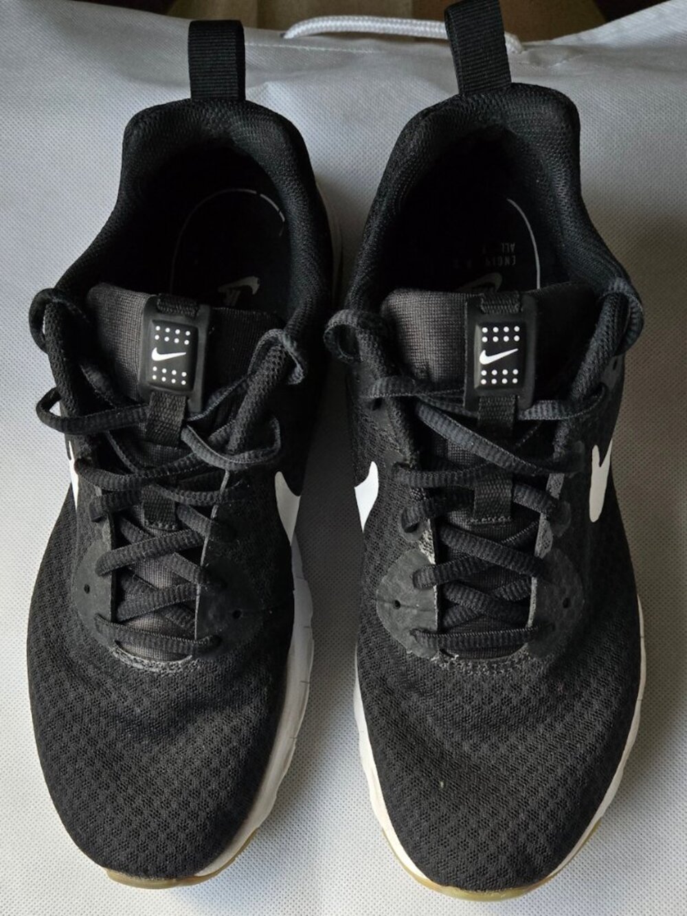 Nike Air Max Motion Low Black White Women's 9.5 833662-011